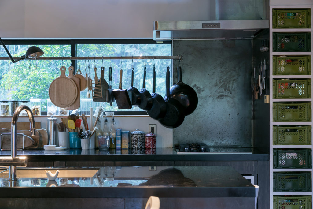 鎌倉の景観に溶け込む緑の中に静かに佇む和を再構築した黒い箱 | Architecture | 100%LiFE-12