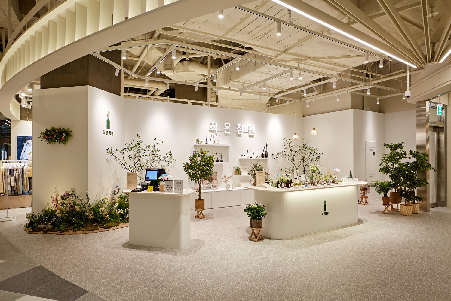 白色花园 | 10 平米小阳台的极简设计魅力-3