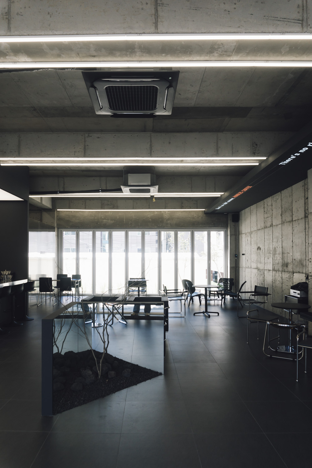 "韩国室内设计师打造 34 平极简咖啡厅，工业风设计成亮点"-9