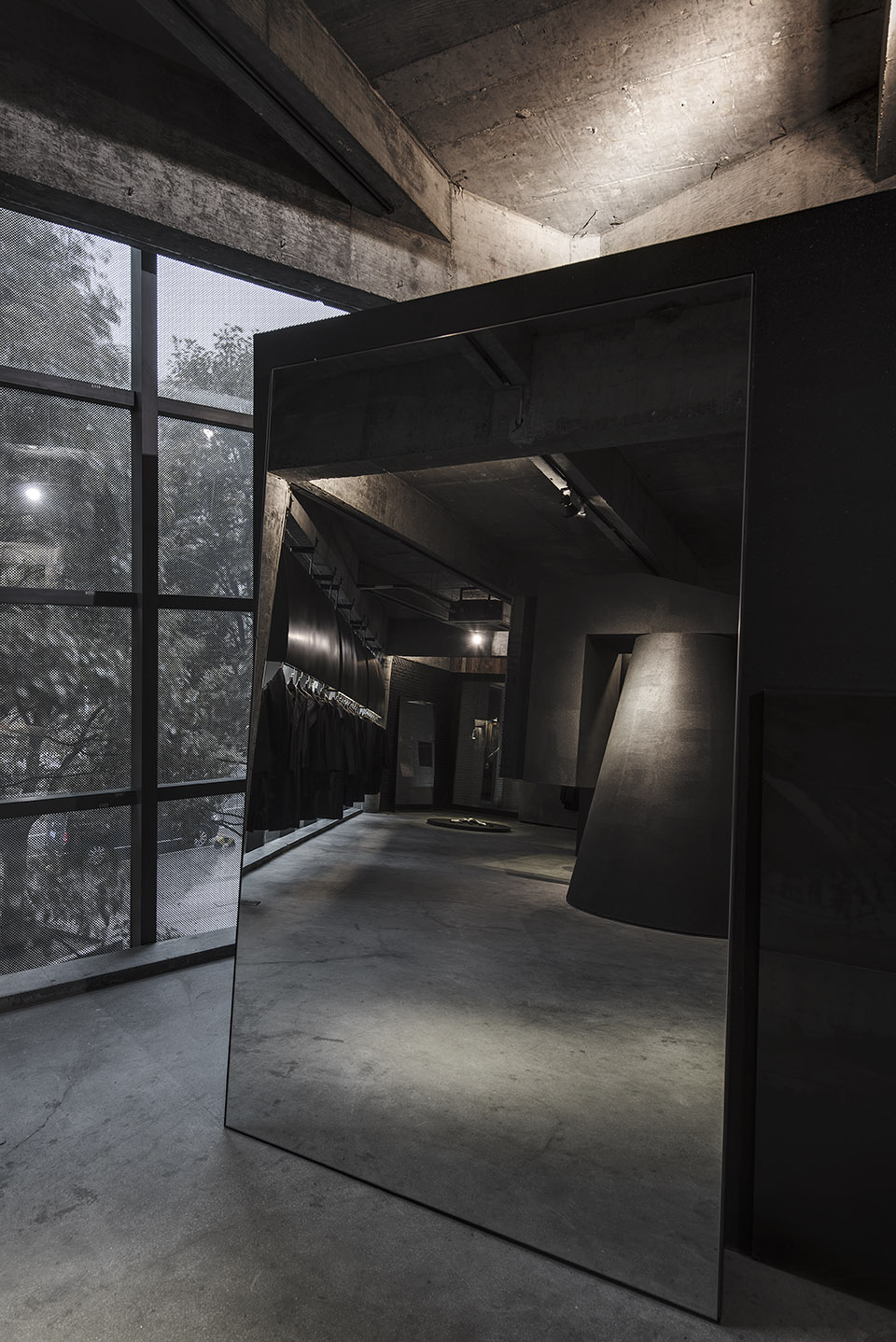 黑色斜面系统&黑壳HEIKE服装品牌概念店，中国 / 杭州啊嗯室内设计-61