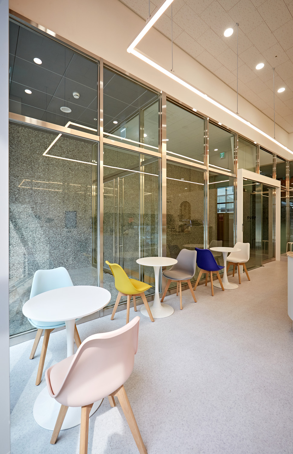 白色与木色交融，11 平小空间咖啡馆设计惊艳-12