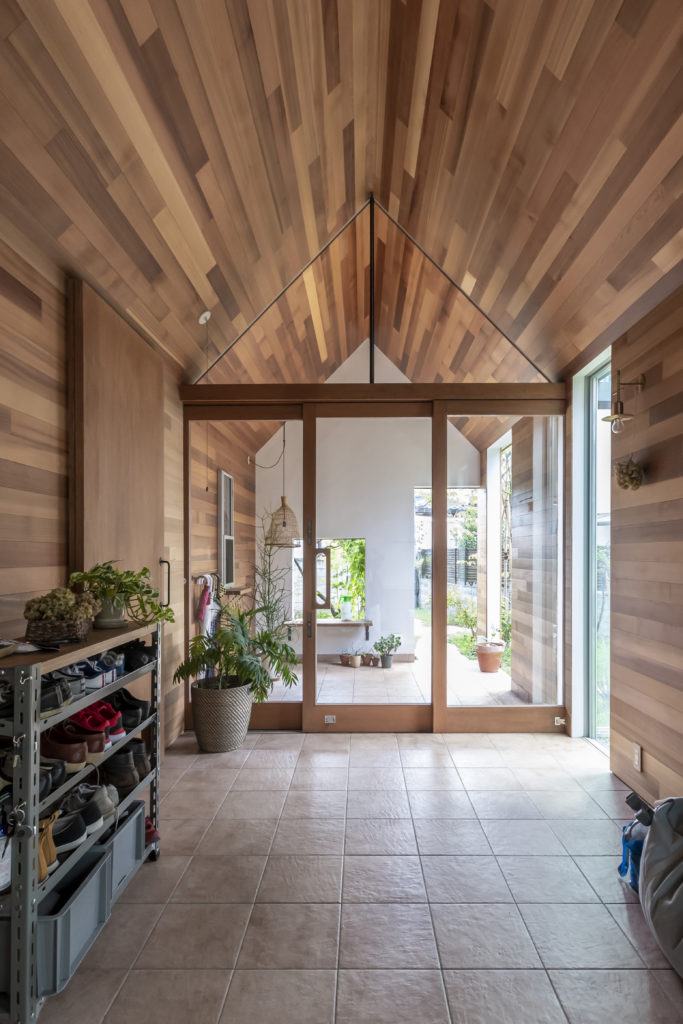 広い敷地につくった2世帯住宅 階段室を中心にいろんな居場所のある家 | Architecture | 100%LiFE-15