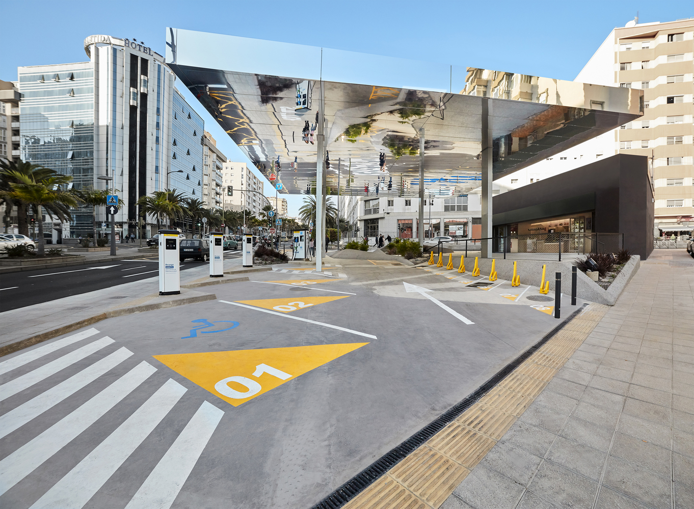 光影交织的电动汽车充电站-11