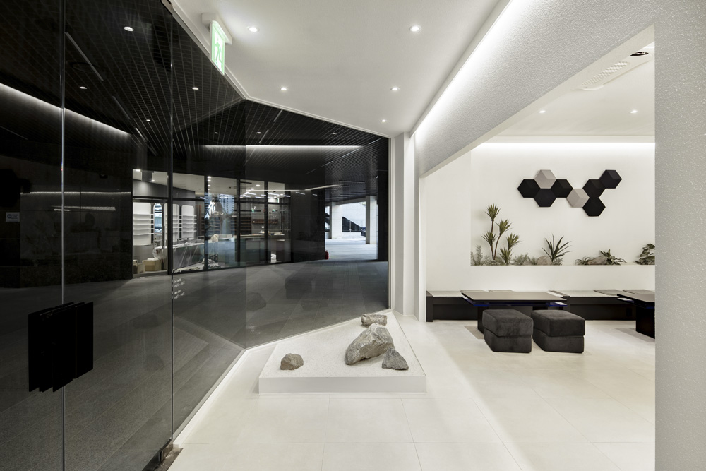 韩国南阳洲 24 平米小户型，极简黑白风迷你家具设计-4