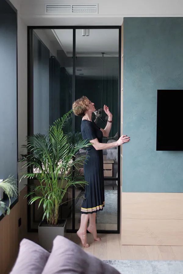 莫斯科 66㎡莫兰迪简约风公寓,玻璃隔断打造开放式空间-11