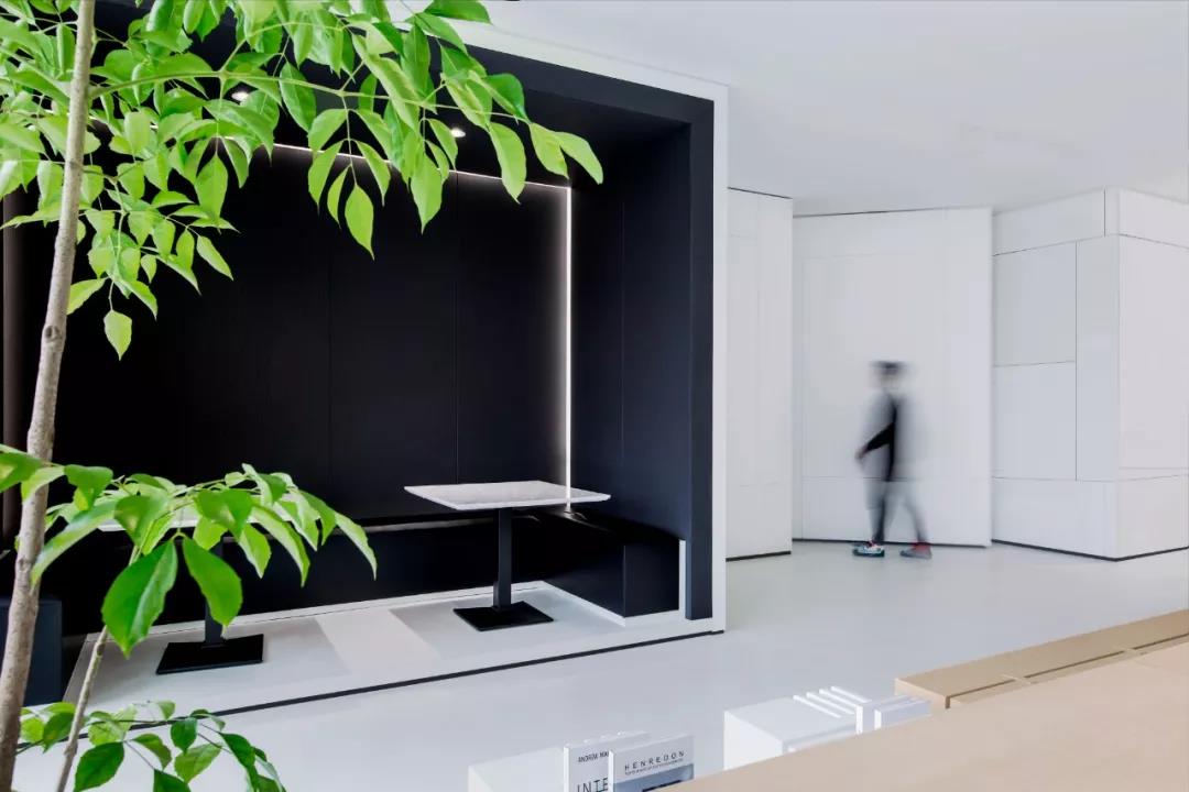 极简白，如何打造前卫艺术的国际办公-17