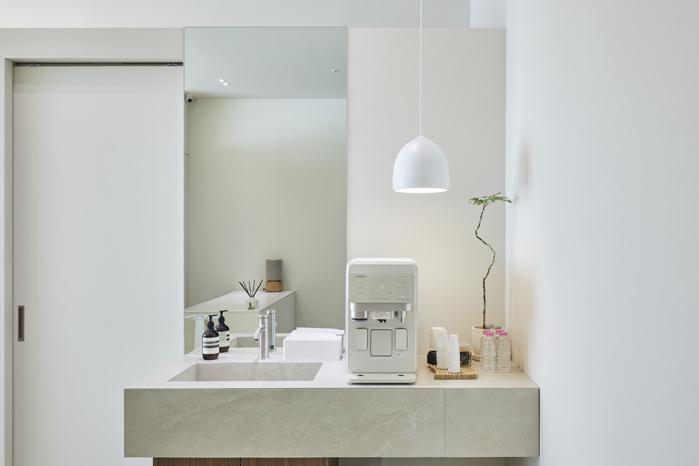 16 坪高级氛围的白色&木纹瑜伽学院室内设计-16