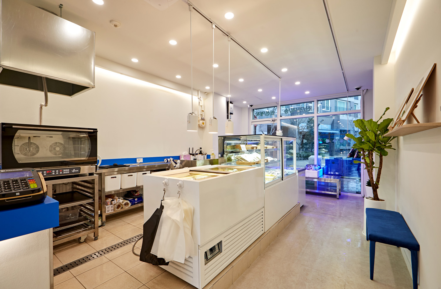 11 坪白色极简主义海鲜餐厅设计-3