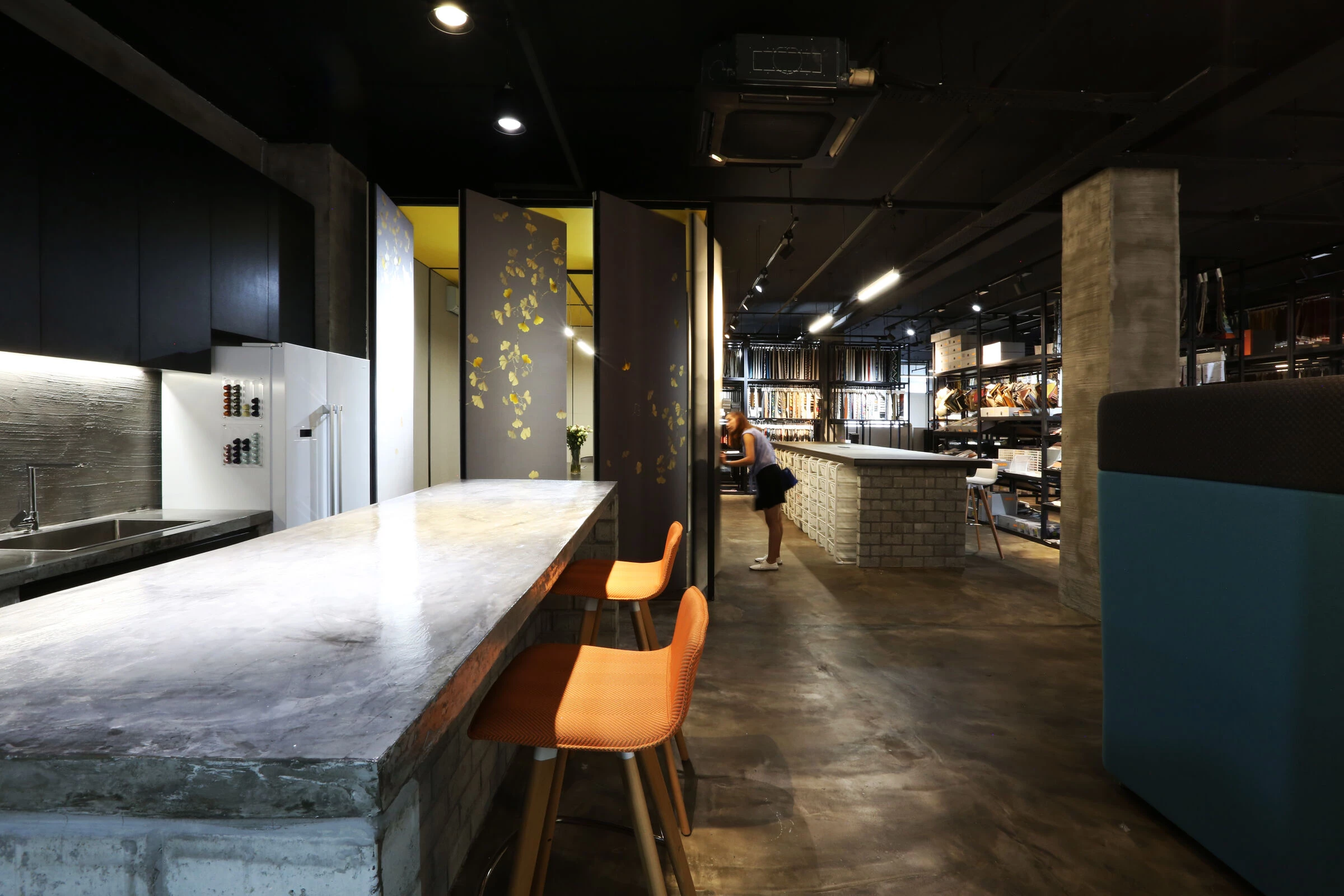 新加坡高端面料展示厅，RSDS 建筑师的工业风设计-11