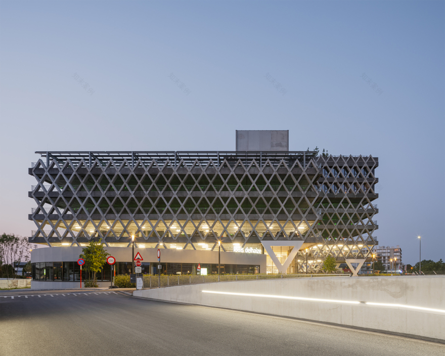 停车大楼的动态转换空间-16