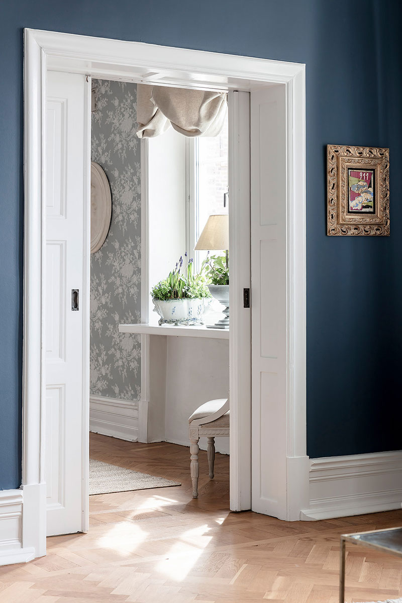 深蓝花卉壁纸 | 瑞典哥德堡大胆斯堪的纳维亚公寓设计-4