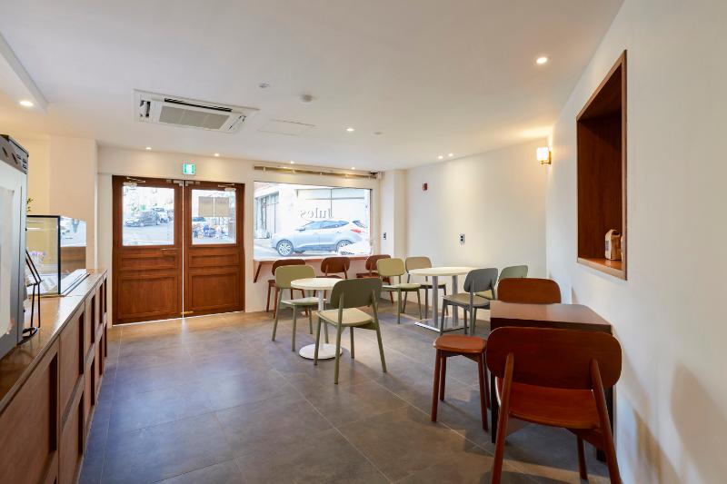 18 平极简蛋糕店 | 白色&原木的精致空间-5