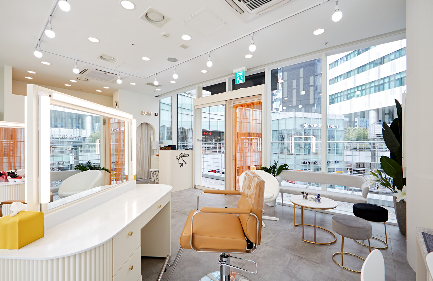 白色简约设计，打造 12 平米工作室的魅力-7