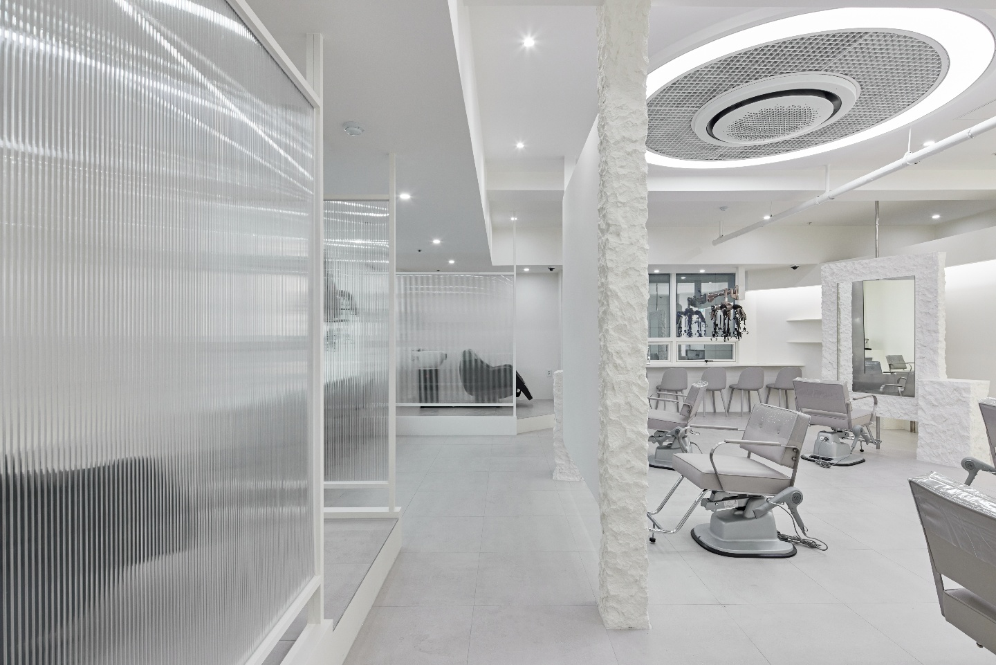 白色调高级美容沙龙，打造舒适私密空间-11