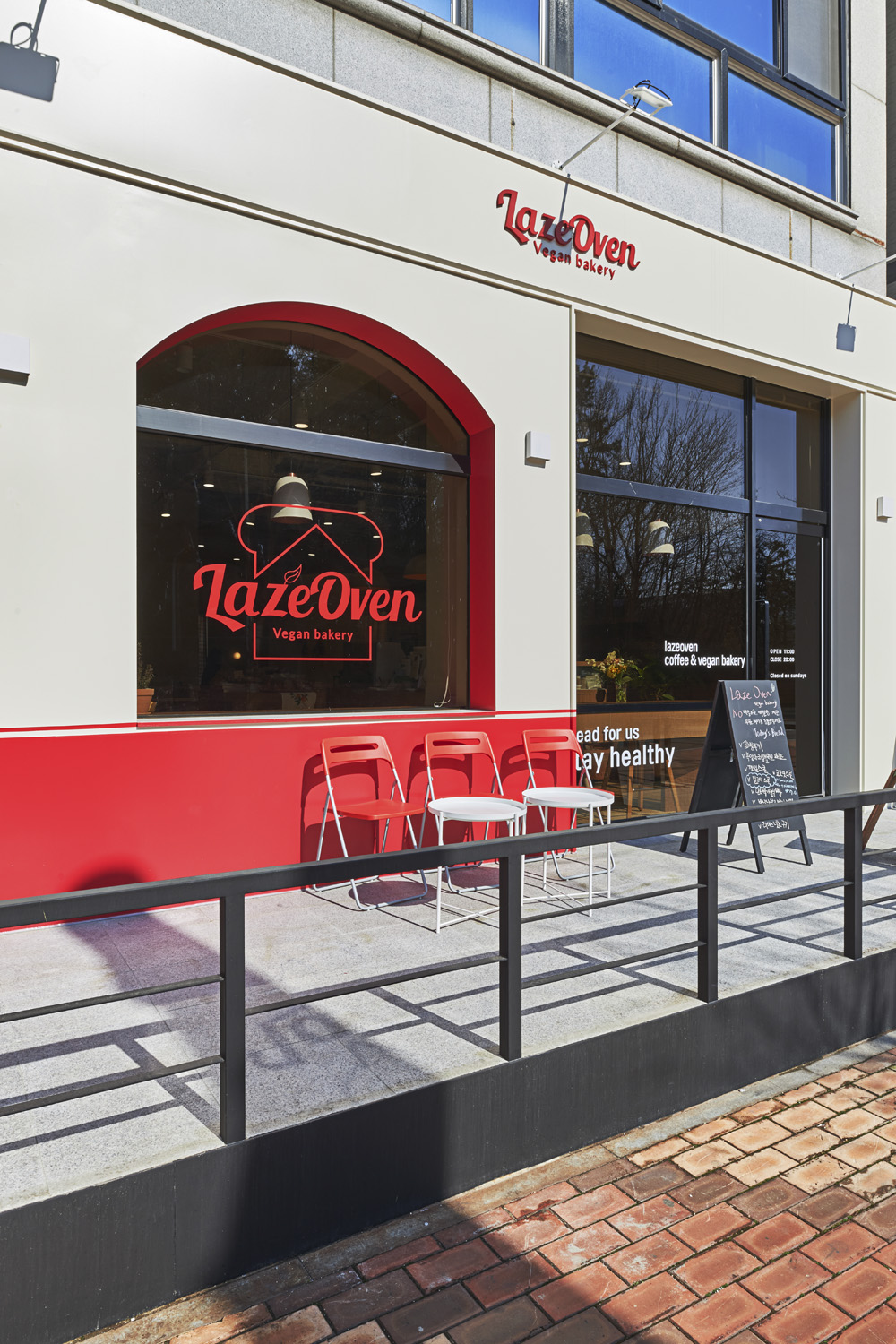 魅力无限的白色木纹 | 莱兹奥凡的 22 平米小型咖啡厅设计-3