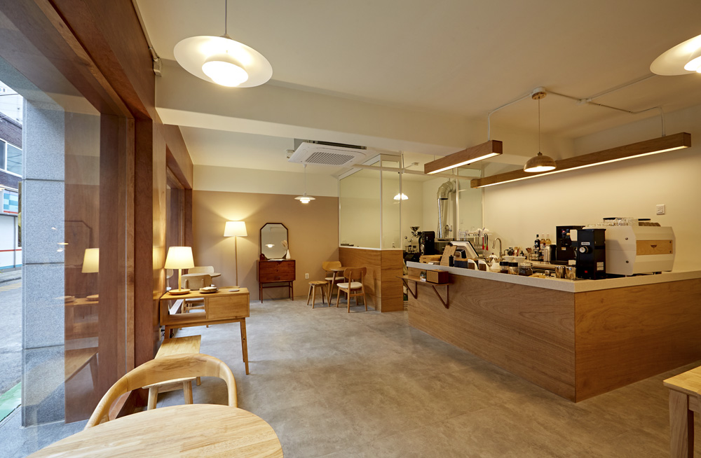 梦幻般的木质咖啡馆 | 13 平米的小空间大魅力-4