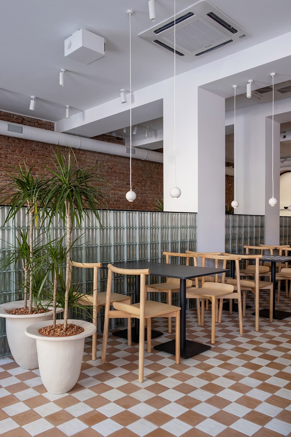 俄罗斯里海边精致咖啡馆，棋盘格与曲线交融的创意设计-18