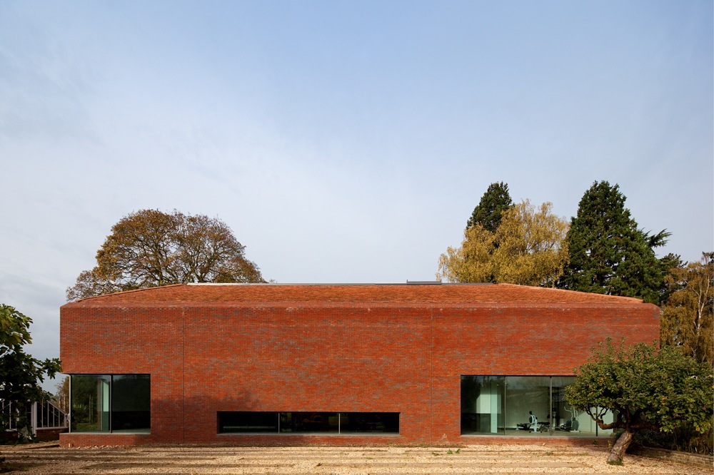 保罗·奥建筑事务所打造白金汉郡室内游泳池现代砖房-0