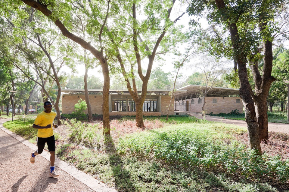 甘多小学图书馆 | 传统陶罐与现代混凝土的共生设计-104