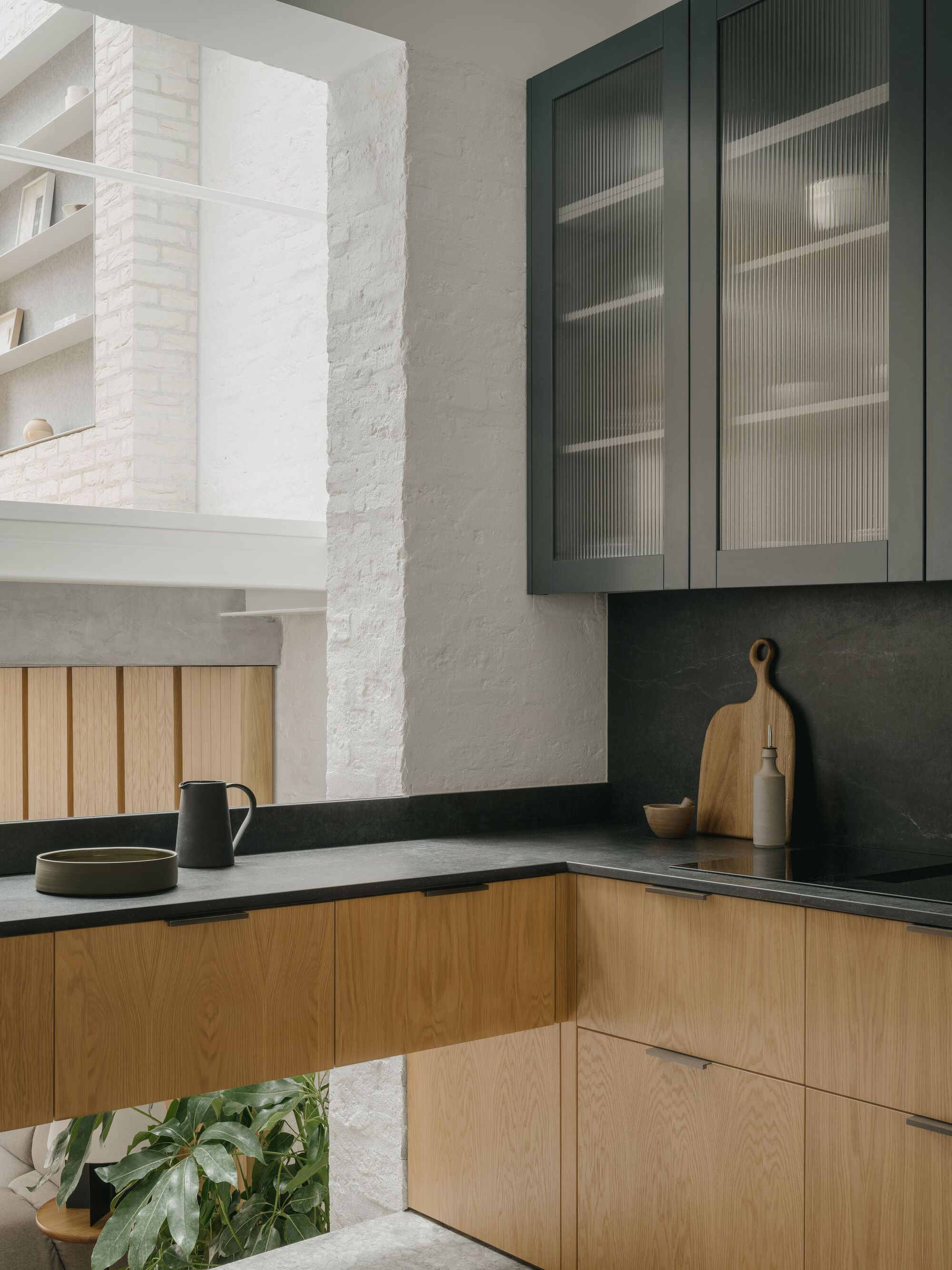 光隙间洒下光影的家庭住宅（注：komorebi是日语外来词，指从树叶缝隙间洒下的阳光） 丨英国伦敦丨ConForm Architects-42