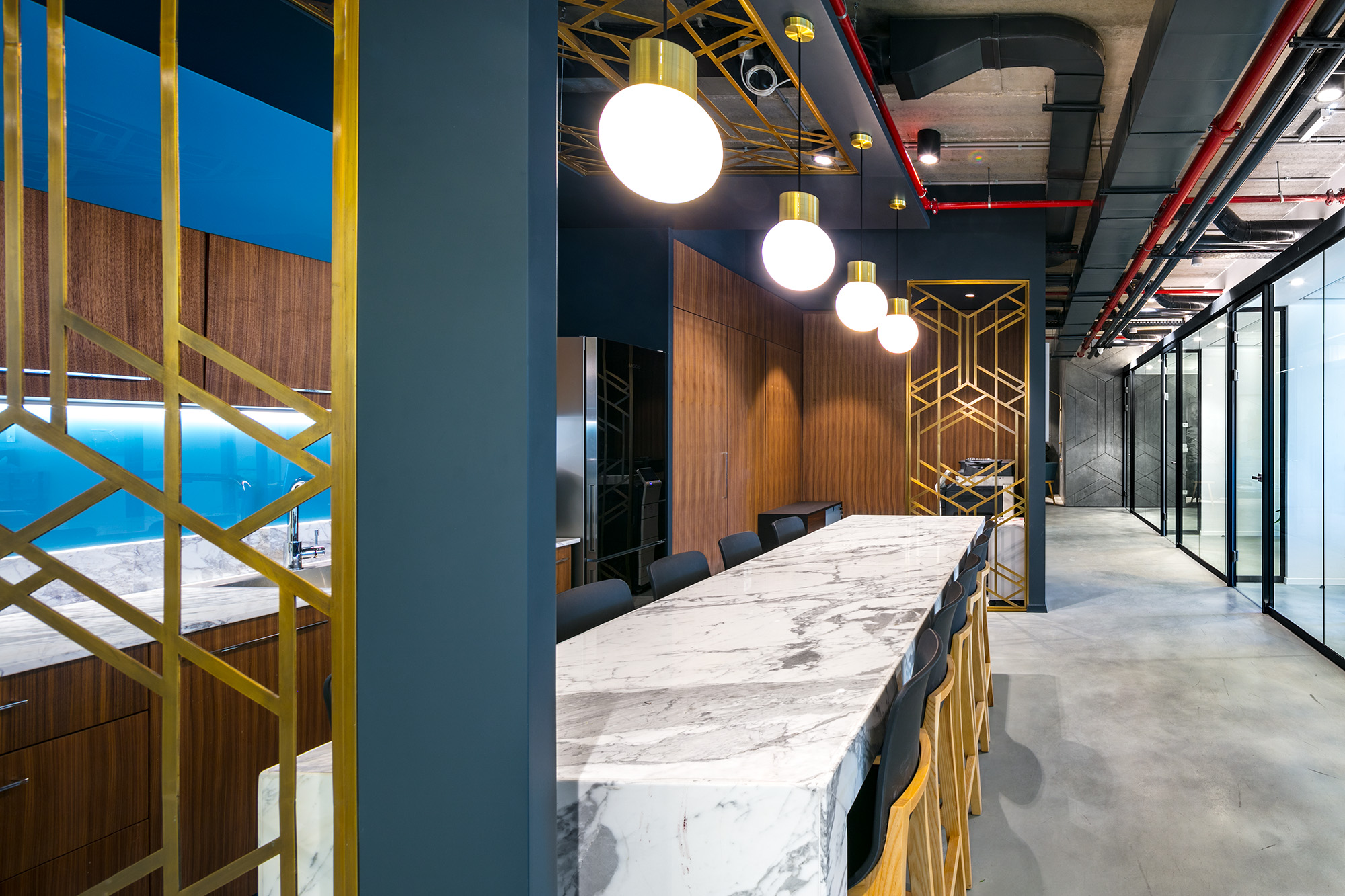 融合自然与工业，展现独特法律美学-20