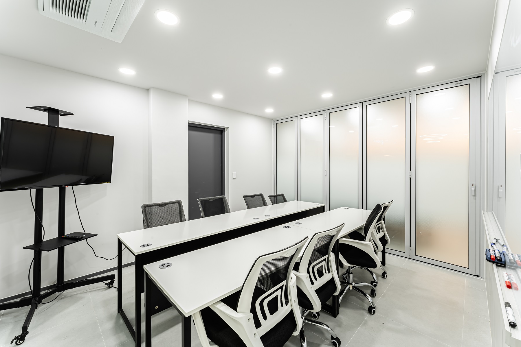 韩国清新白色办公室设计，展现极简之美-8