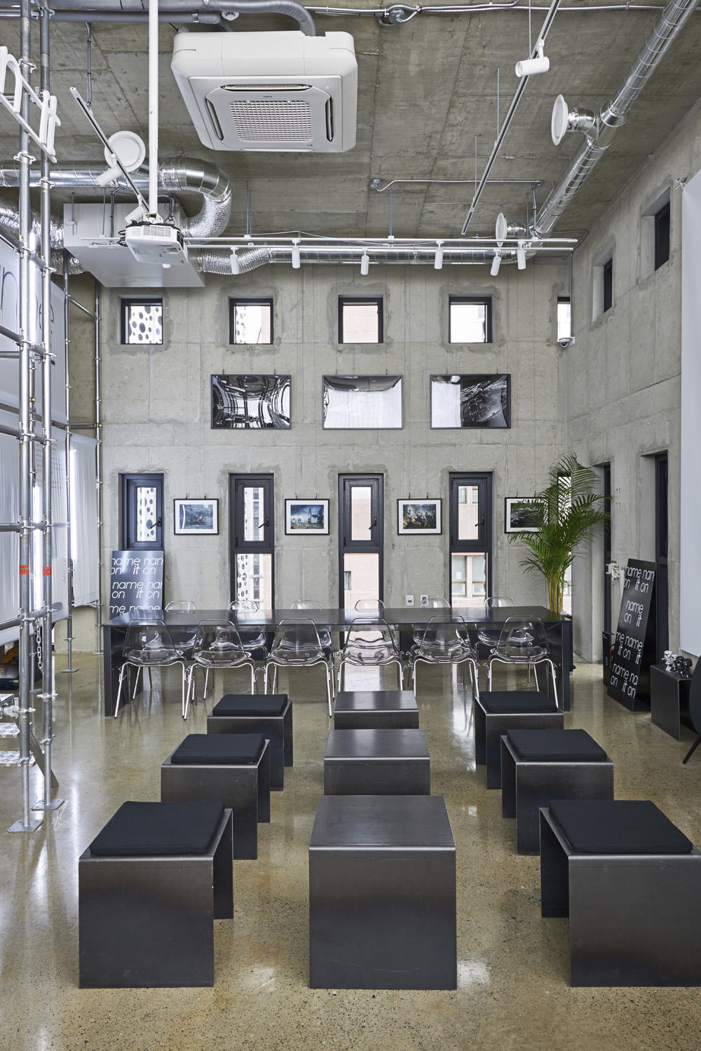 金属材质打造独特氛围的 50 平米咖啡厅-9