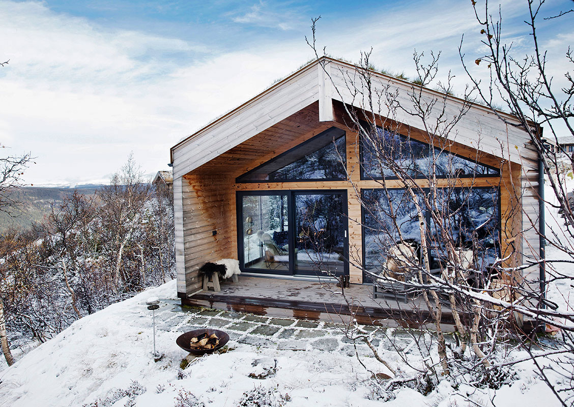 瑞典蓝绿色山间别墅，强调冬季美景-3