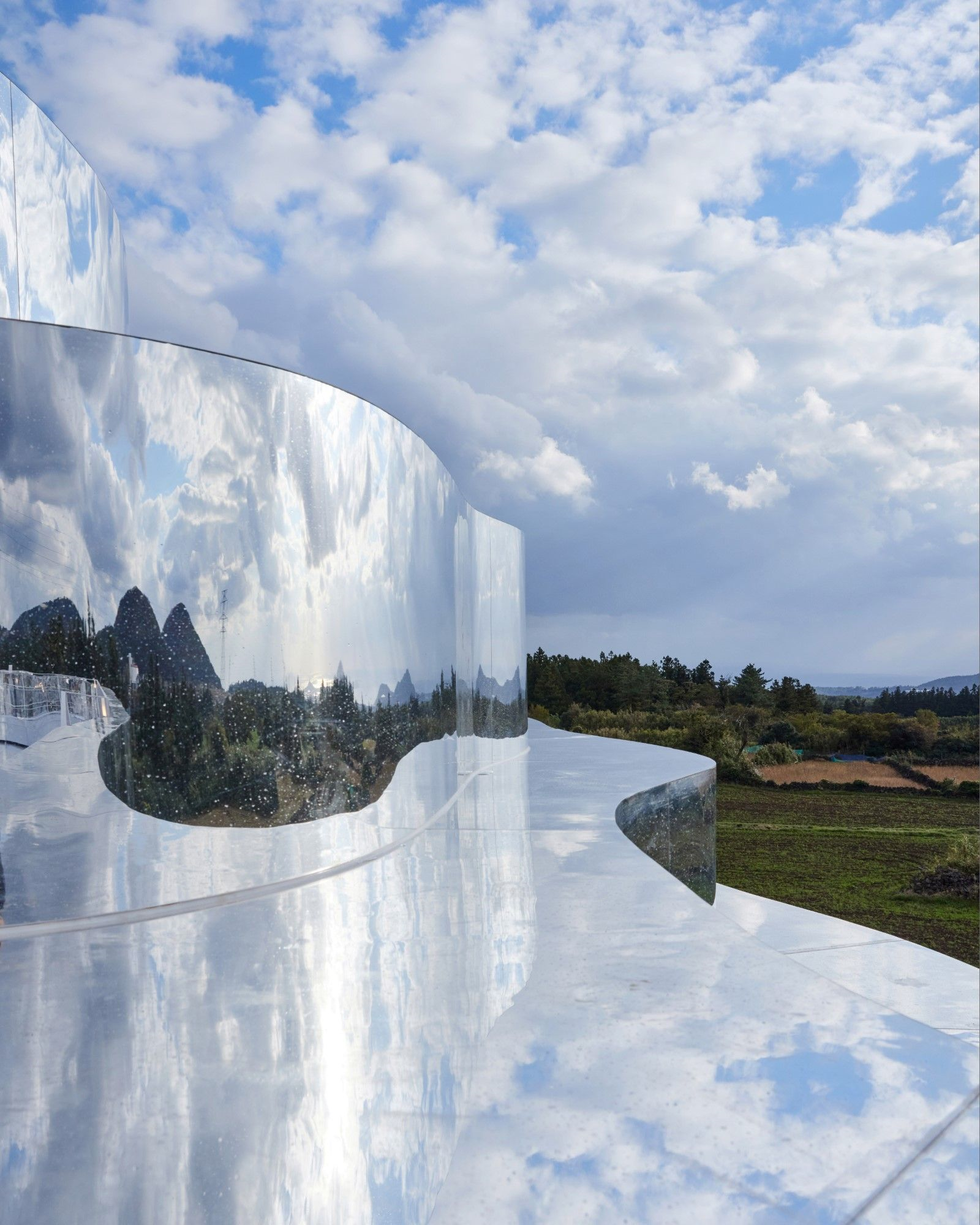BURBERRY在韩国济州岛用镜面做了一个快闪店，形如一座冰山-10