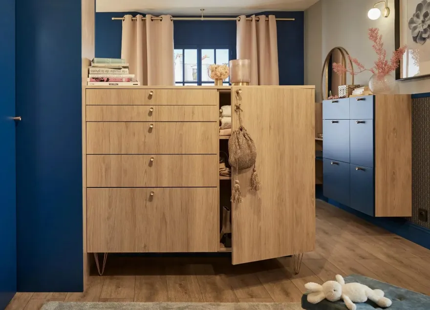 20m2 卧室里的艺术装饰开放式蓝色衣橱-7