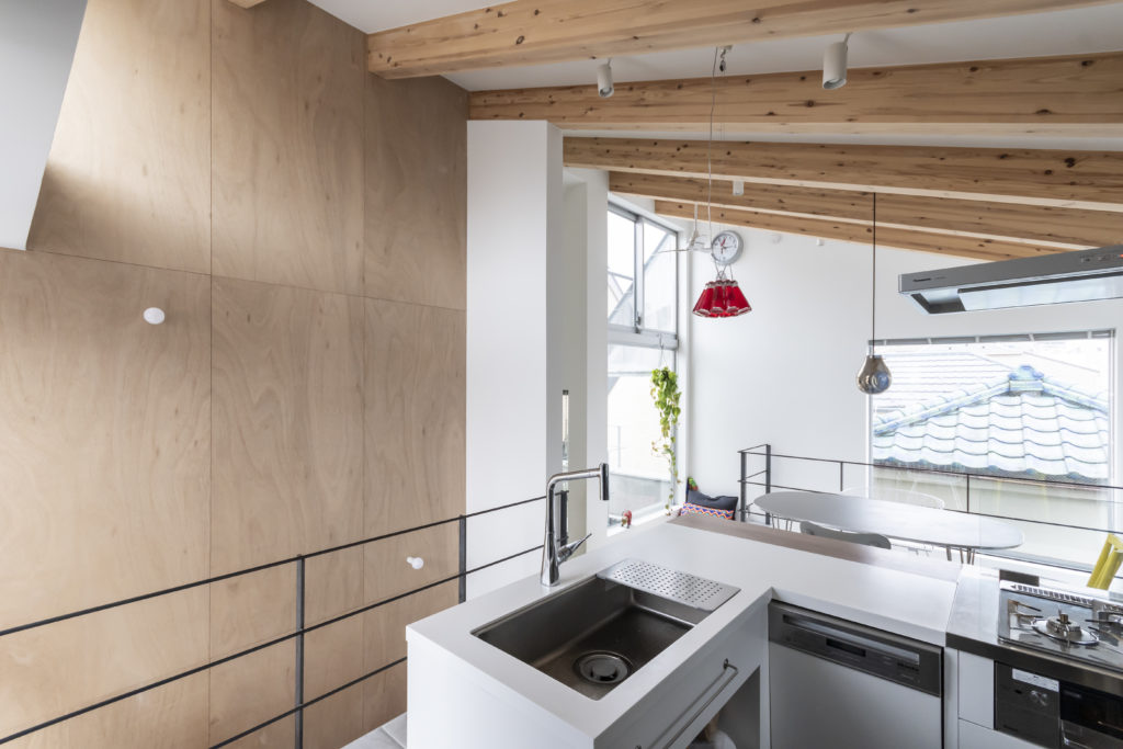 土地の記憶を継承しつつ街とつながる街と家族がほどよい距離感でつながって暮らす | Architecture | 100%LiFE-5