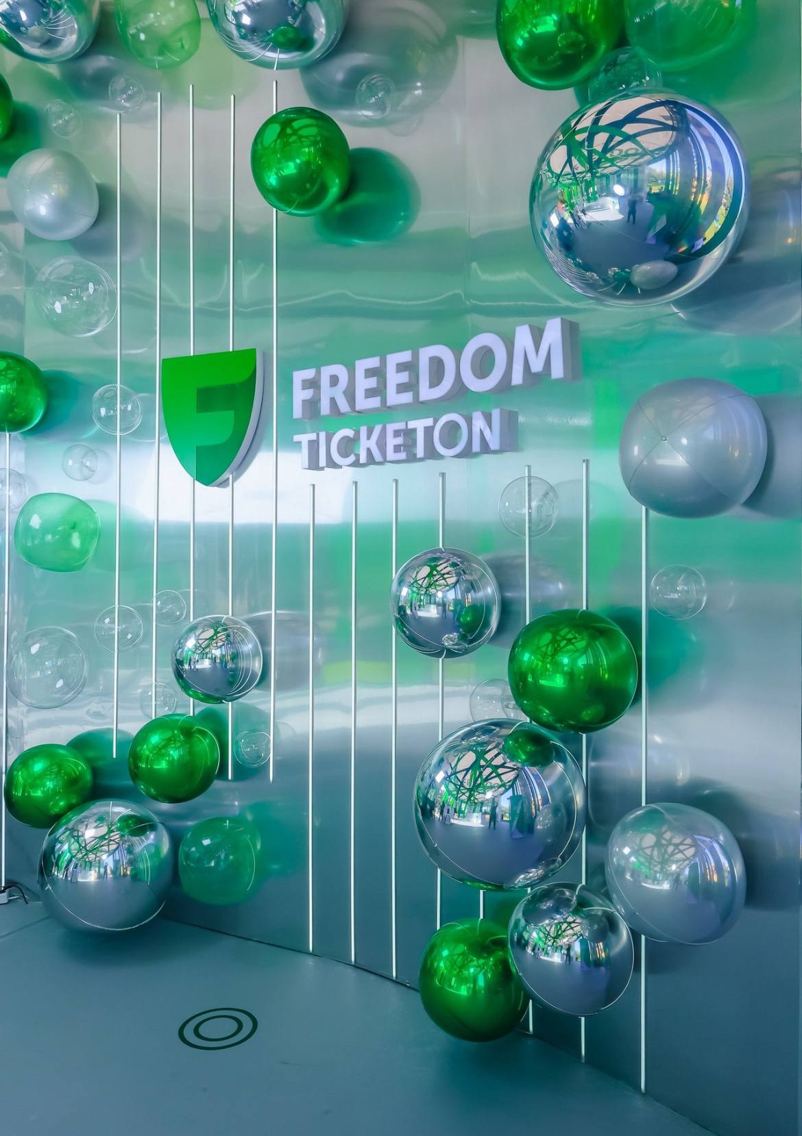 019 镜面绿影！Freedom金融品牌户外沉浸式-7