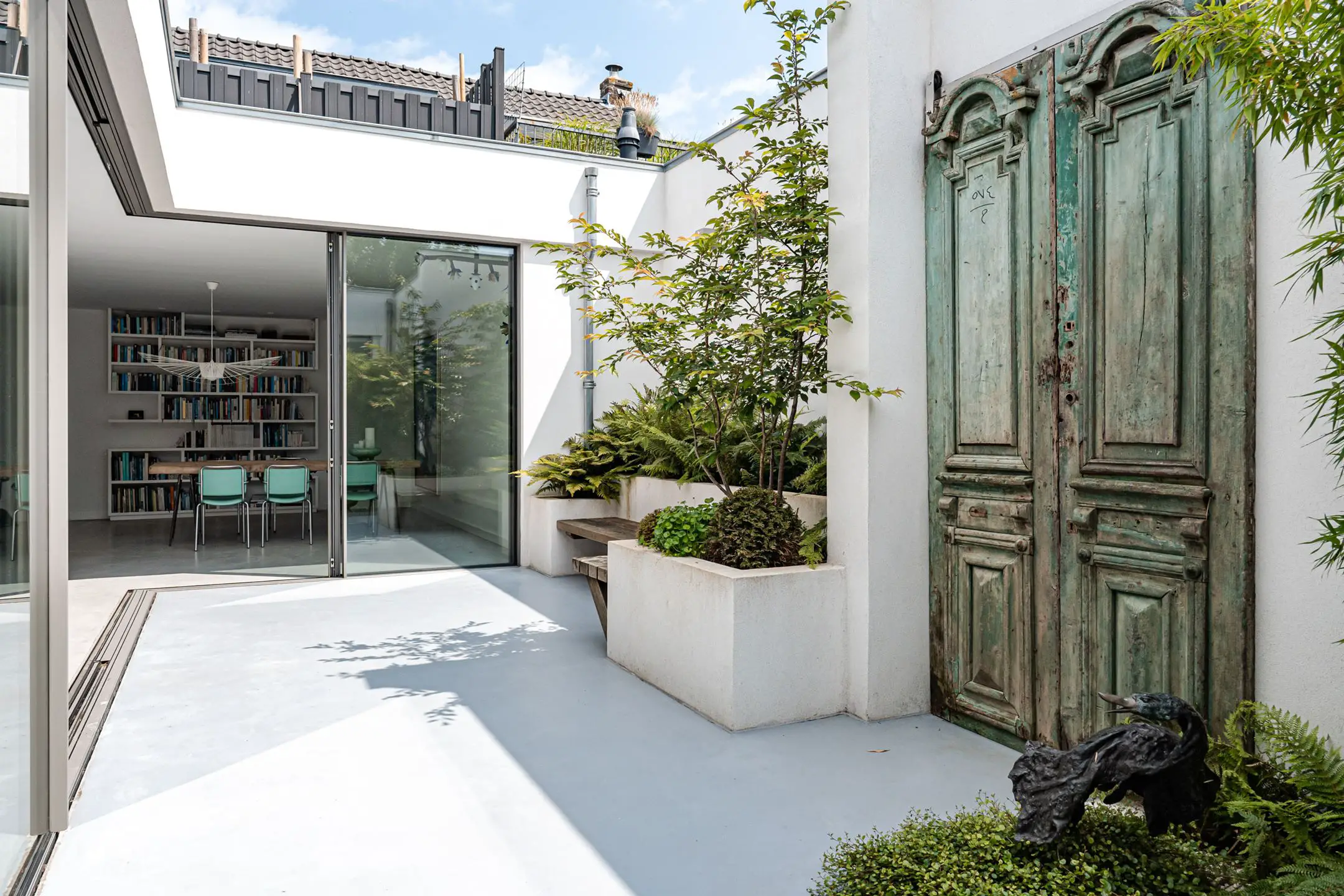 荷兰优雅明亮公寓设计，城市绿意渗透室内-1