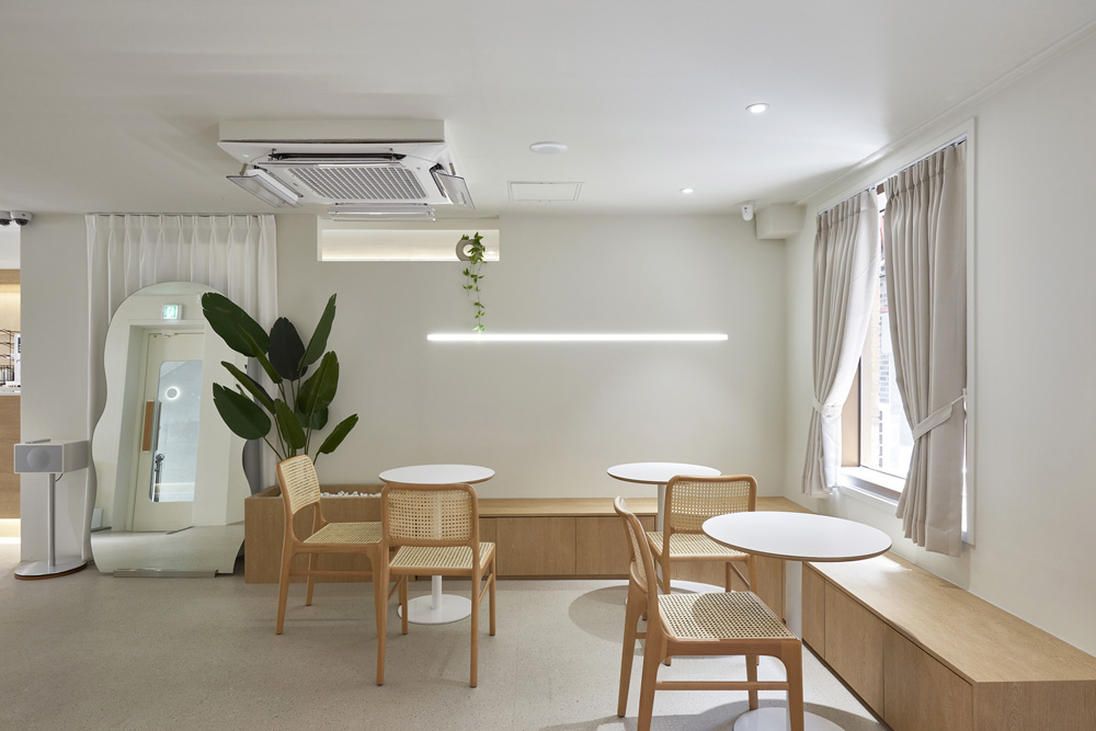 "白色&木质，现代设计的 30 平米咖啡厅"-12