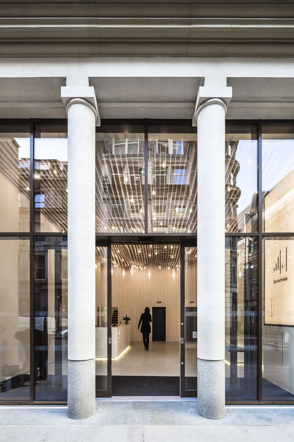 伦敦 Eastcheap 办公室 | 波浪般有机天花营造独特空间体验-11