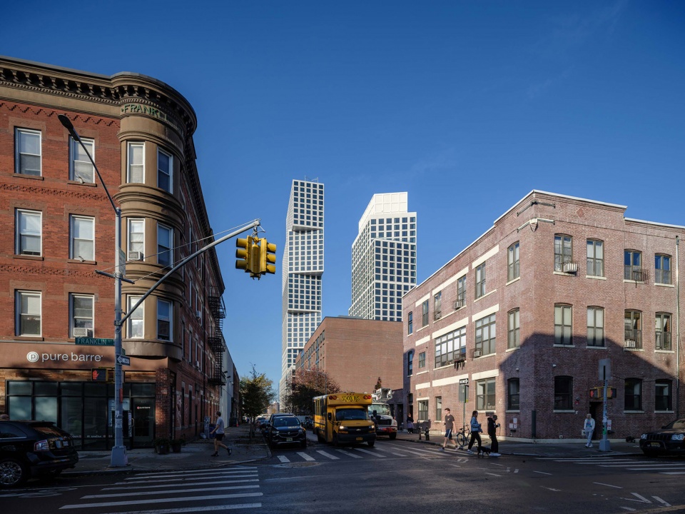 OMA 设计的纽约 EAGLE + WEST 住宅塔楼，巧妙解决空间限制问题-18