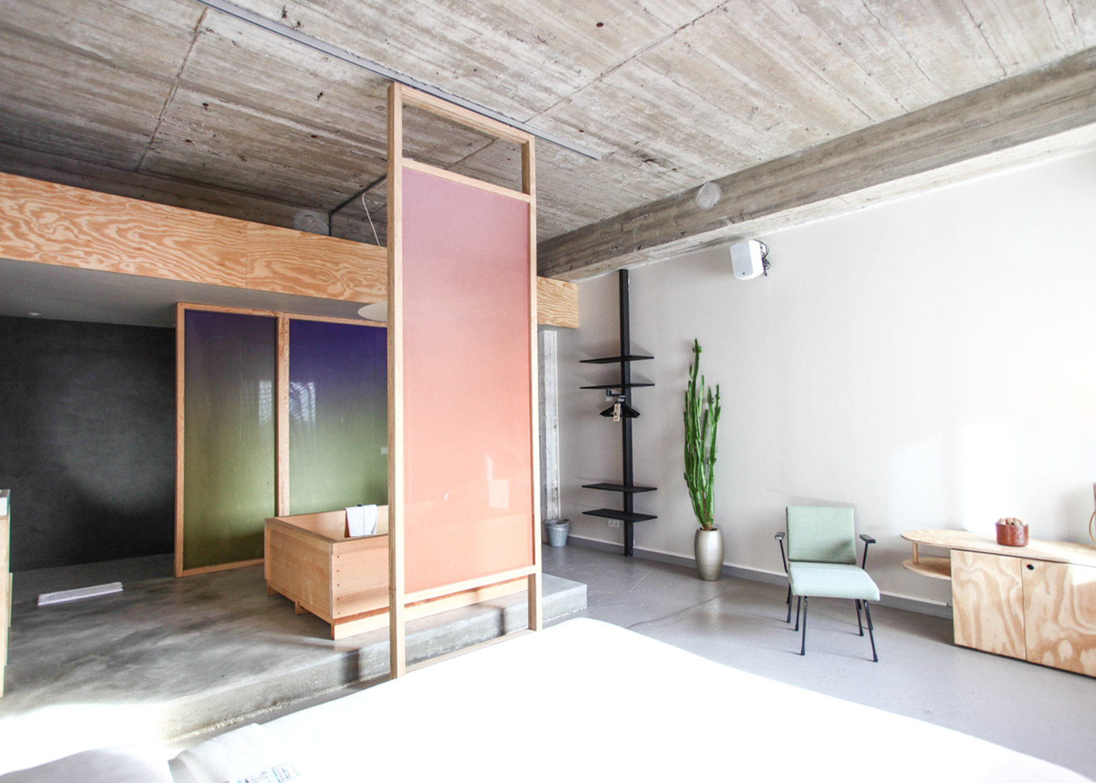 阿姆斯特丹酒店木制浴缸与天空屏幕打造禅意空间-0