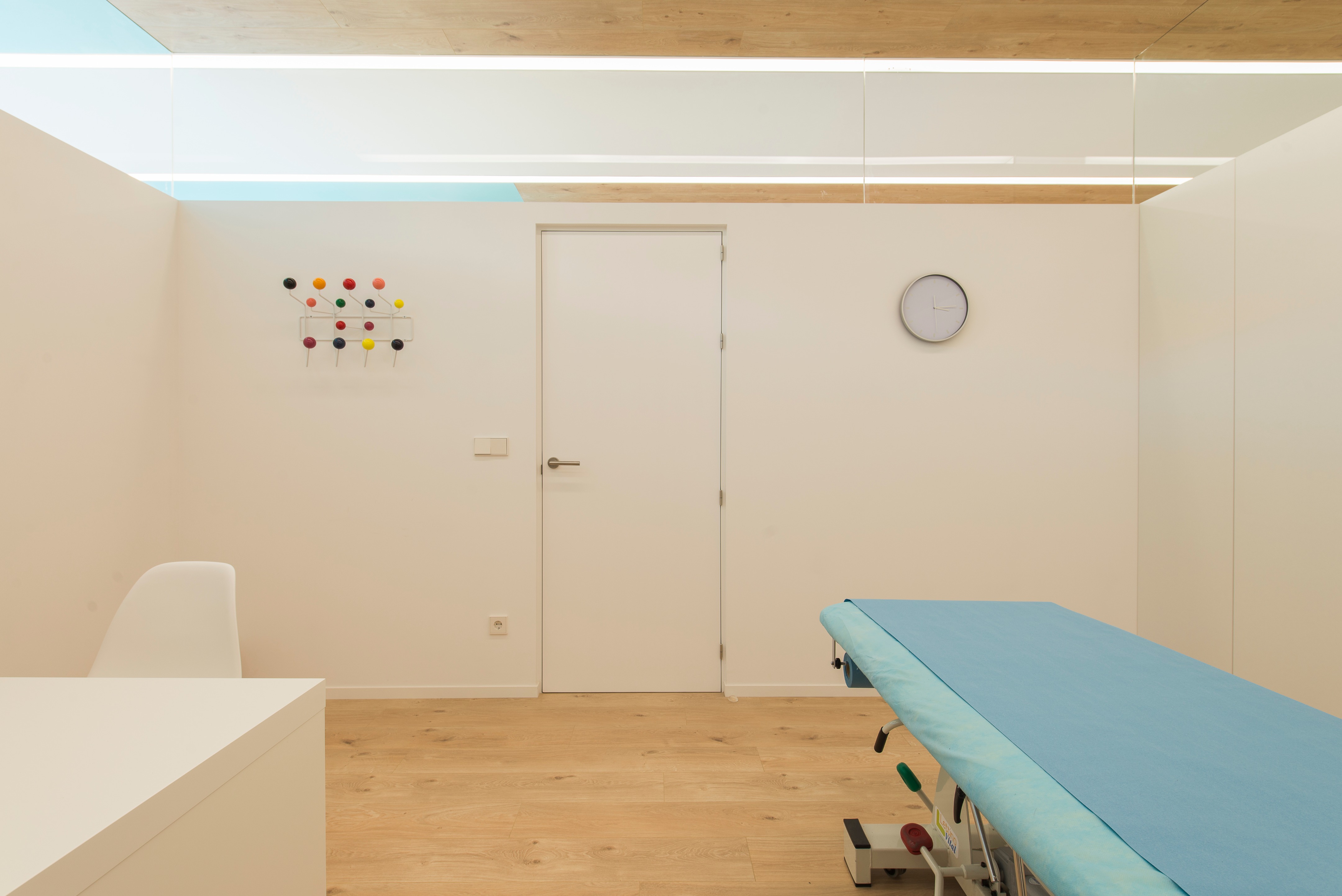 西班牙 Aitor Mira 诊所 | 自然光与木质调的舒适疗法空间-16