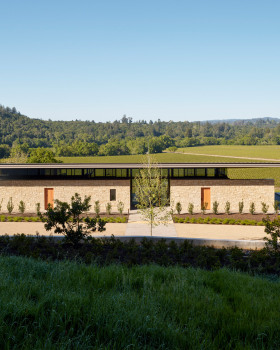 Bohlin Cywinski Jackson creates "relaxed" tasting room in California's wine country