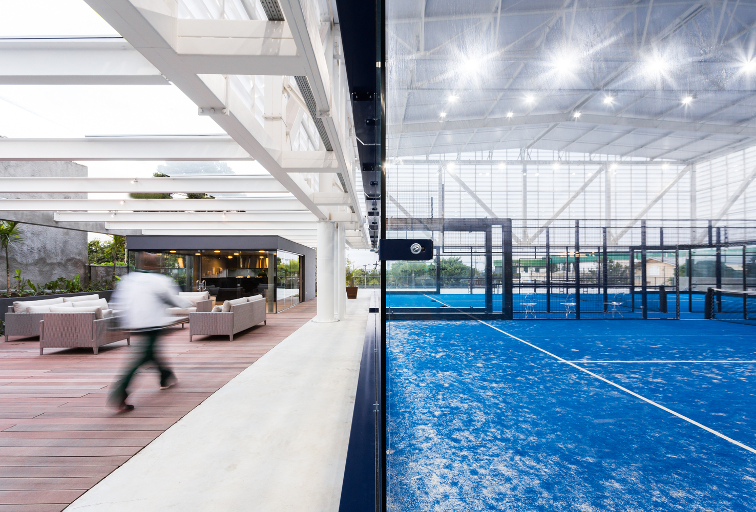 巴西 Curitiba 新 Padel Pavilion · 透明绿意运动天地-35