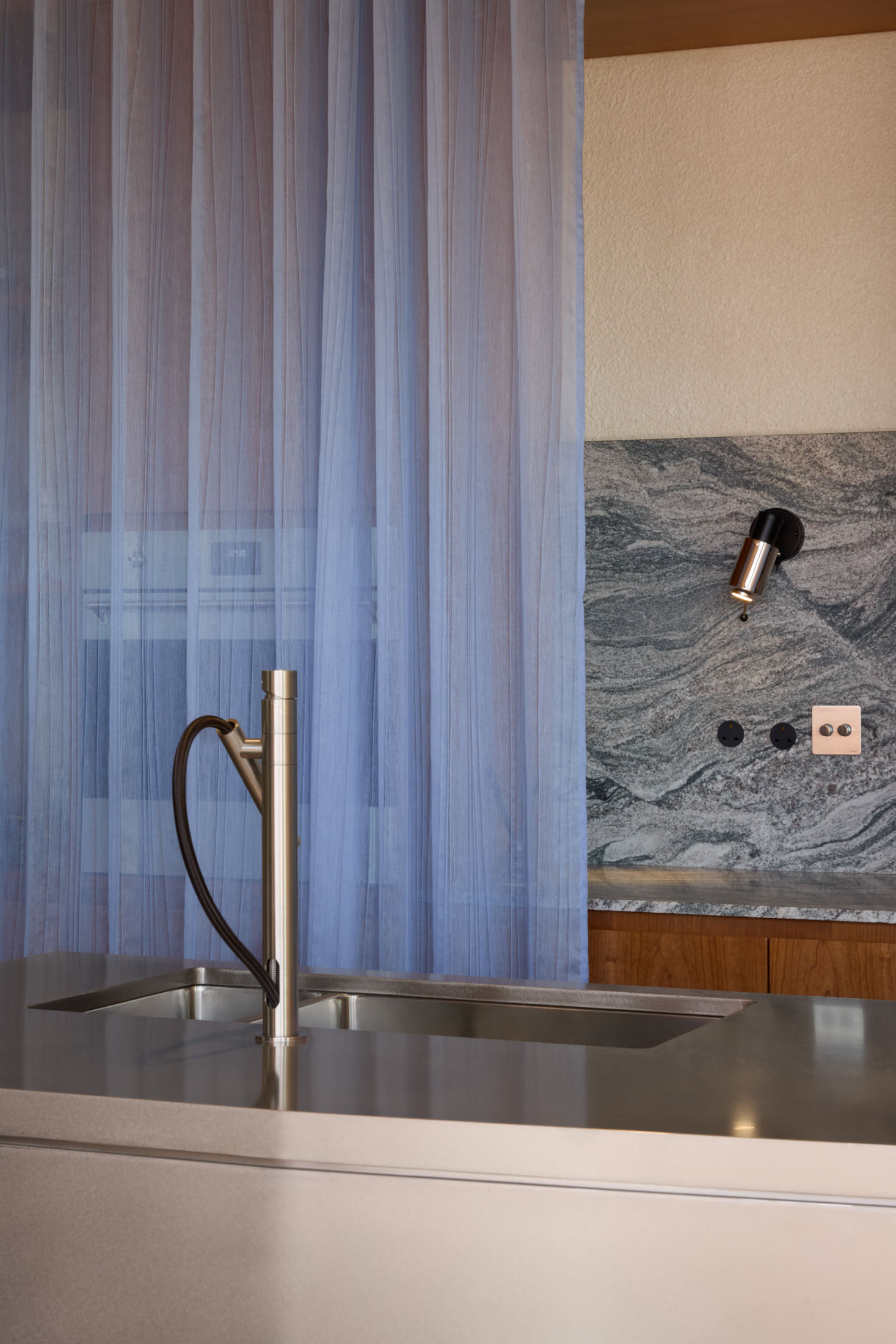 Mid-Century Vibes in Modern Dubai: Al Barari Apartment by Bone Studio.-36