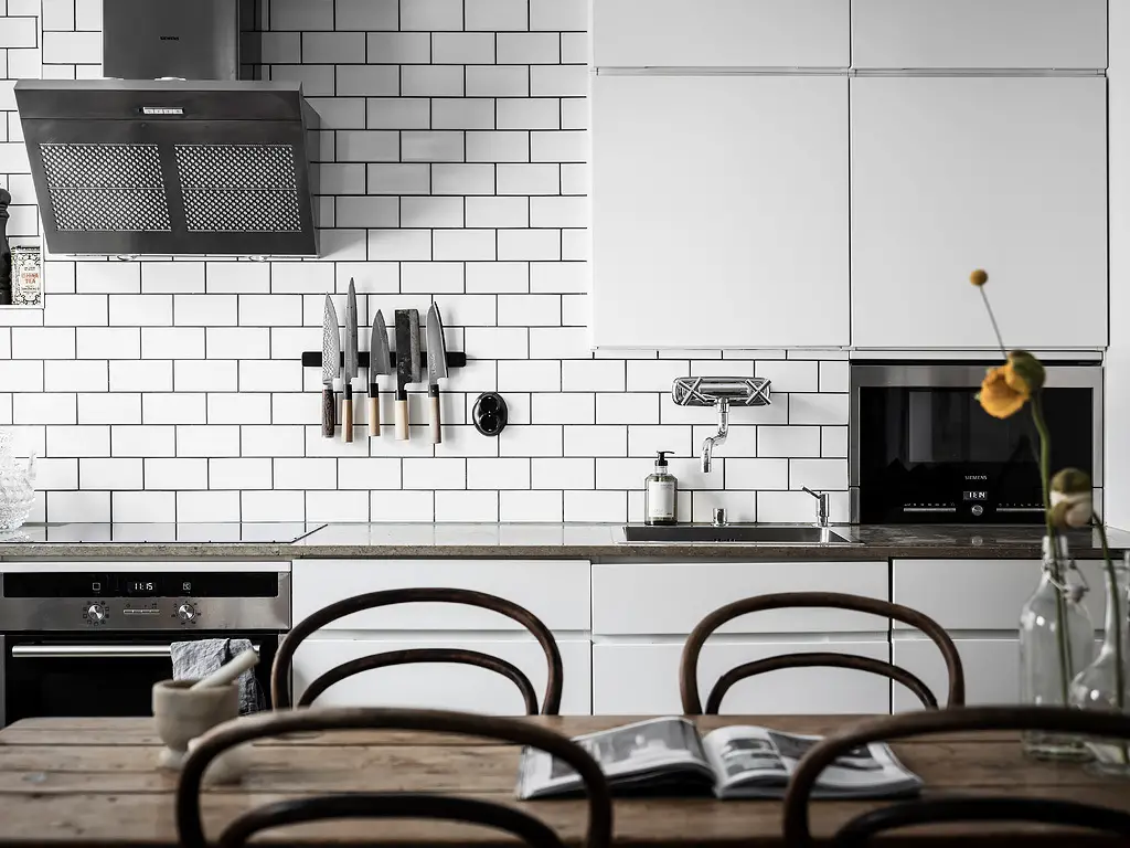 瑞典百年老屋中的温馨卧室设计-11