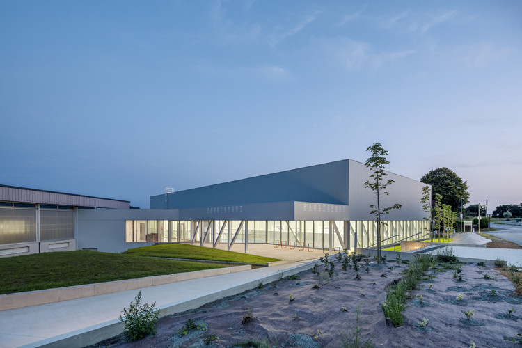 吕克·博格利打造的地形嵌入式体育设施-2