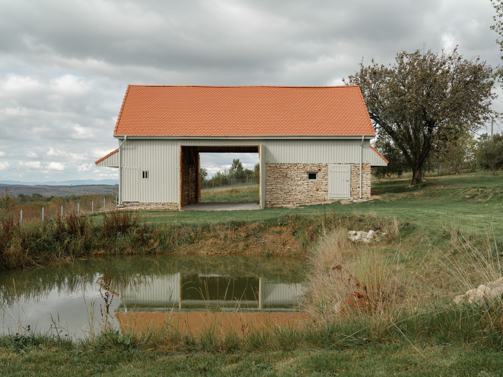 Recovery of a Country House and Barn / Vlad Sebastian Rusu and Studio 82-20