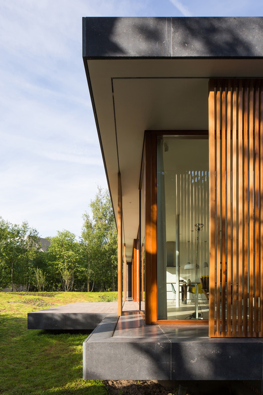 荷兰沙丘上的混凝土木构别墅-14