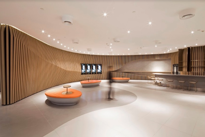 翻阅剧本的宫殿电影院-1