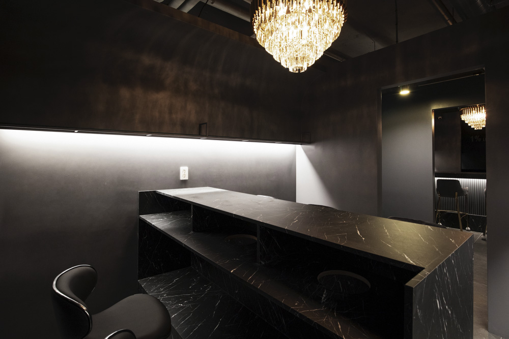 高级黑 | 巴塞罗那 1% 餐厅的惊艳室内设计-12