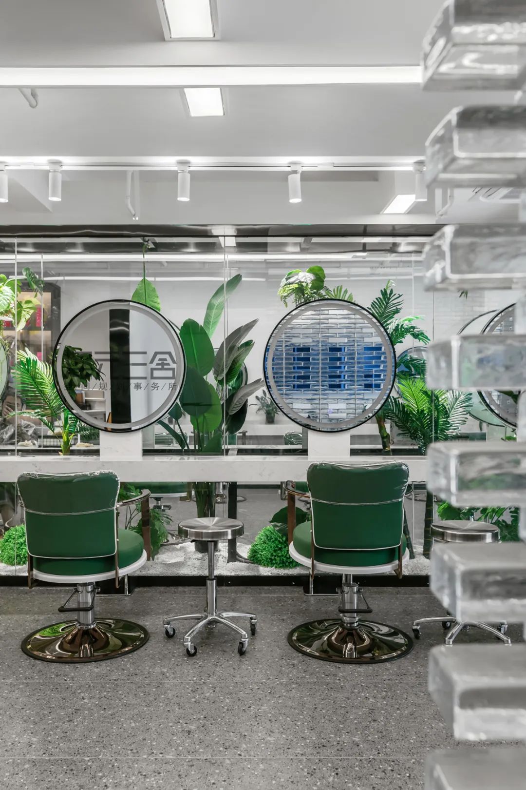 《快乐秀发》个性鲜明,绿色与蓝色交织的未来感空间-61