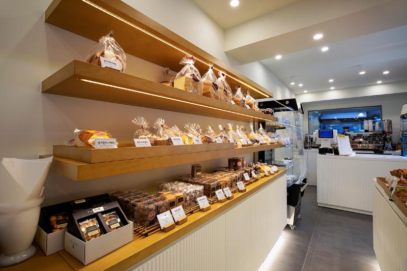 简约白调的面包店设计-13