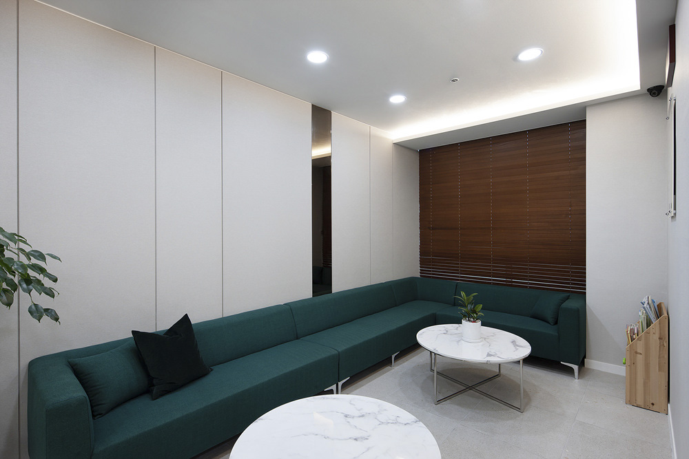 白色与木质的极简魅力 | 38 平米牙科诊所设计-8